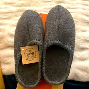 New with Tags Men’s Cozy Slippers